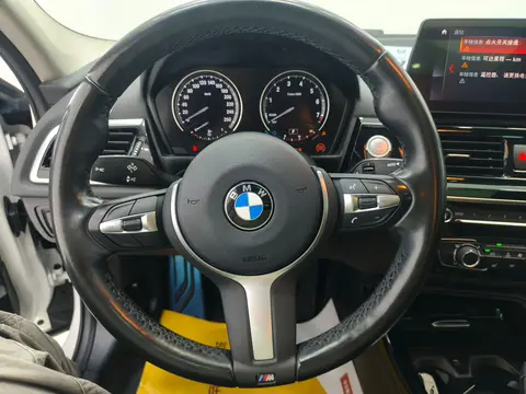 一手宝马1系曜夜版，圆你蓝天白云梦？